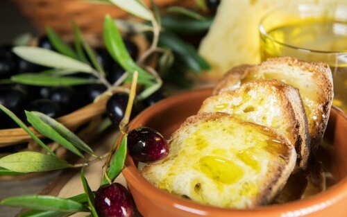 Alergia al olivo: síntomas, causas y cómo convivir con ella 2 ¿El aceite de oliva provoca alergia? - Disfrutar de unas tostadas de aceite de oliva Virgen Extra de "La Viña"
