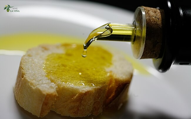 Maridaje con AOVE Picual: con qué alimentos combina mejor 1 Aceite de Oliva Virgen Extra Picual La Viña con pan